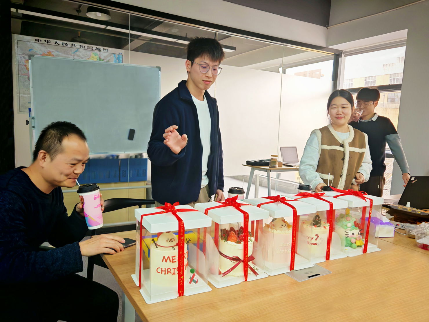 Une partie de l'équipe de TEEPTRAK Chine célébrant l'ouverture du nouveau bureau.