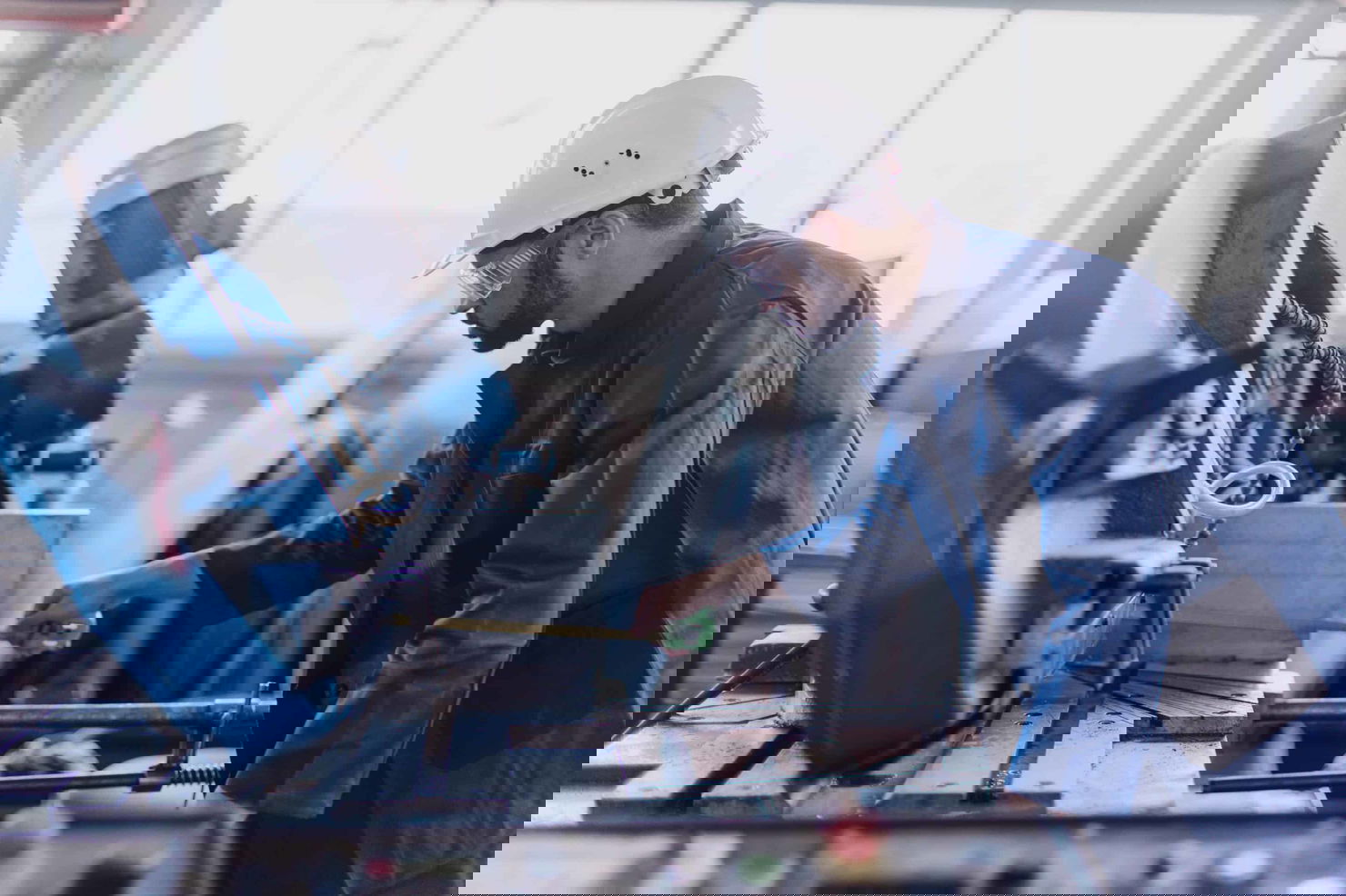 Voici un alt-text SEO optimisé pour cette image g" alt="Technicien contrôle qualité manufacturière inspectant pièces usinées avec logiciel surveillance temps réel" />
🎯 Pourquoi Cet Alt-Text est Optimal
✅ Keywords Intégrés

"contrôle qualité manufacturière