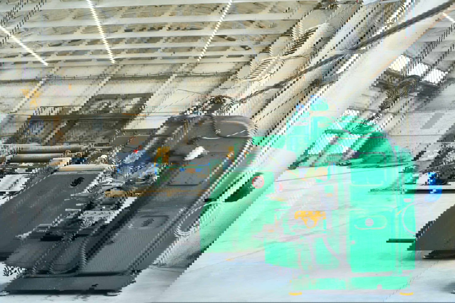 Industrial manufacturing equipment for OEE tracking and performance monitoring