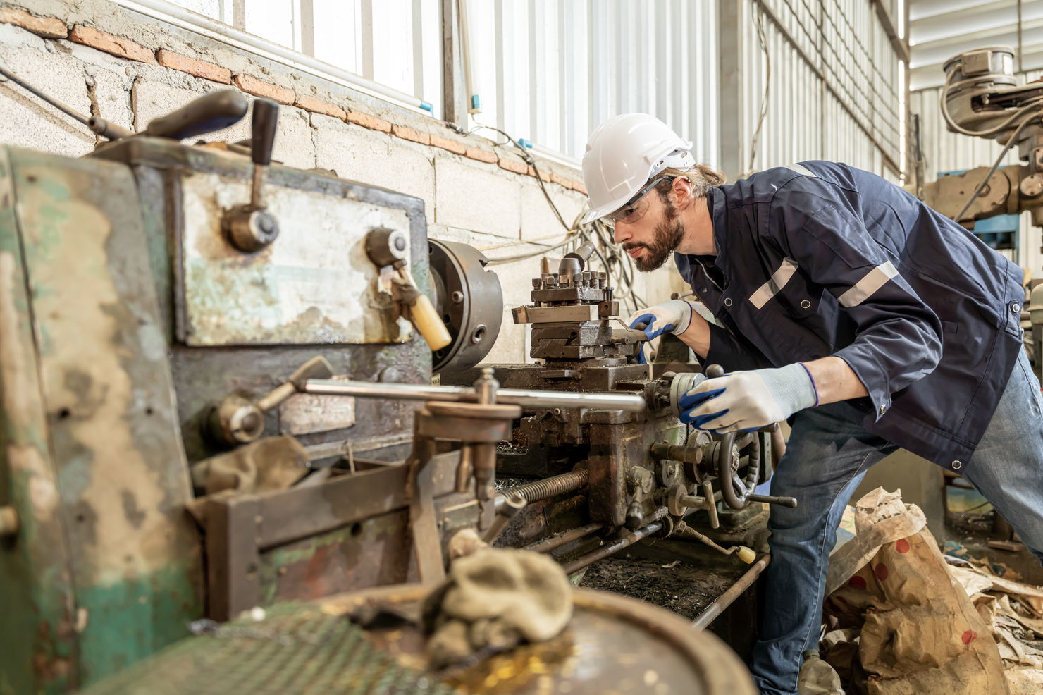 Technicien maintenance réparant équipement industriel - MTBF MTTR fiabilité machine