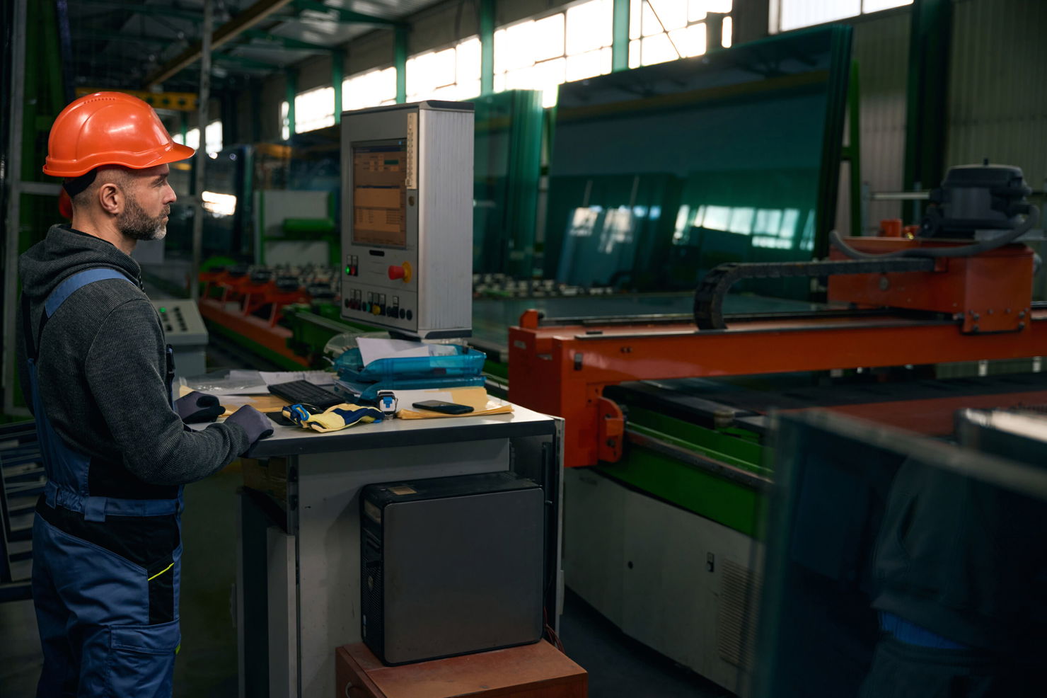 Opérateur en usine surveillant ligne de production pour mesurer fiabilité OEE et détecter micro-arrêts équipements industriels