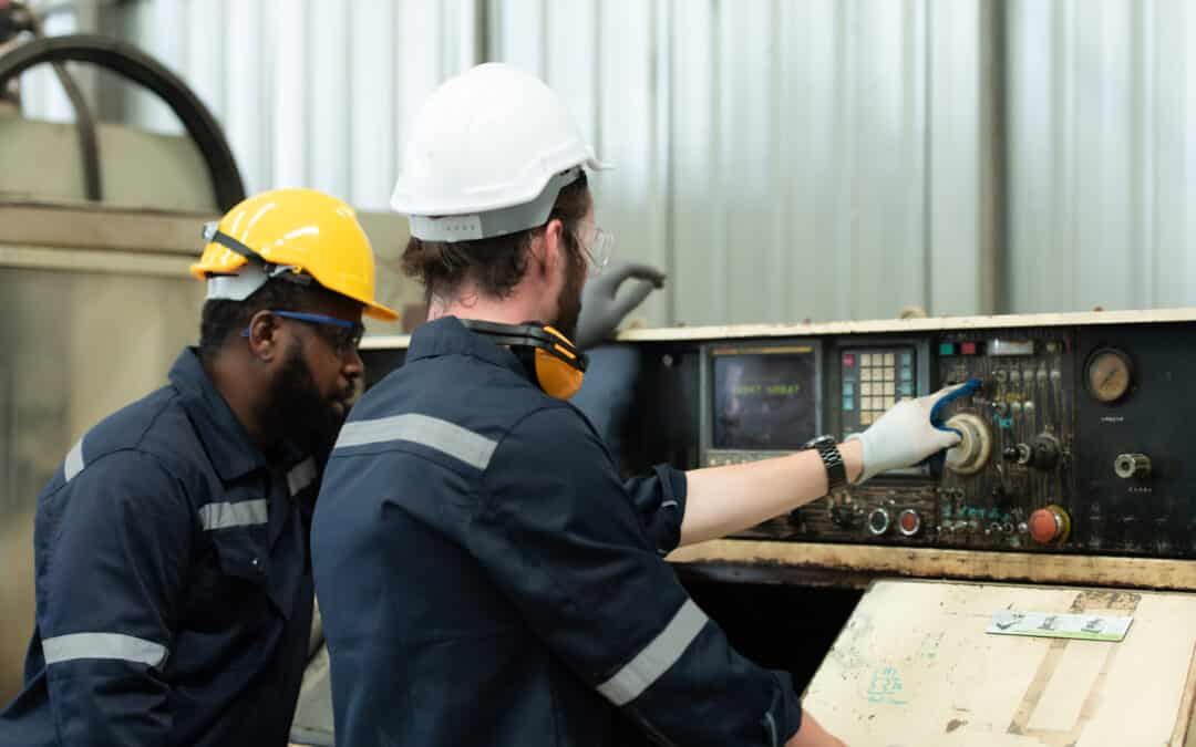 OEE vs OPE : Quelle métrique choisir pour optimiser votre efficacité manufacturing ?